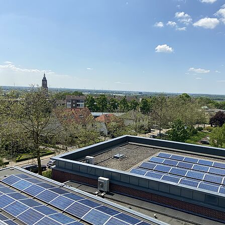 zonnepanelen op het dak met uitzicht op de Cuneratoren