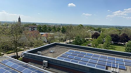 zonnepanelen op het dak met uitzicht op de Cuneratoren