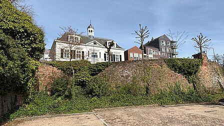 Foto van een gedeelte van de stadsmuur dat gerestaureerd gaat worden.