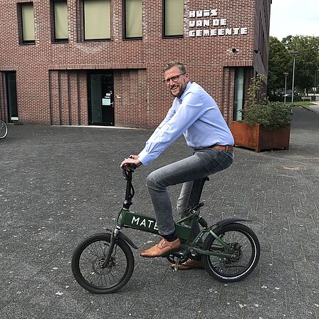 Wethouder Hans Boerkamp op de fiets