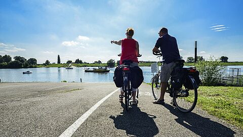 Hier staat een foto van twee fietsers wachtend voor de pont