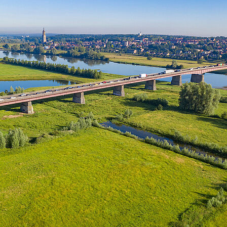 Hier staat een foto van de Rijnbrug
