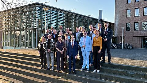 Gemeenteraad poseert voor Huis van de gemeente - op 1 april 2026