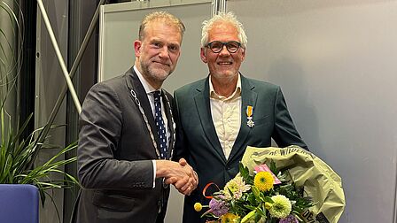 Raadslid Eef Brouwer ontvangt lintje bij afscheid