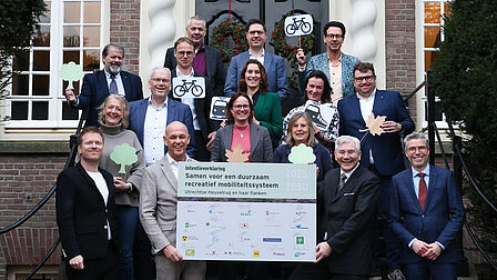 Foto van de bestuurders op het bordes van Landgoed Zonheuvel in Doorn