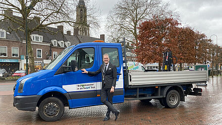 Foto van de burgemeester bij de buurtbus