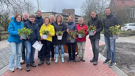 Afbeelding van mensen in de Platanenlaan die meehielpen met de plantactie